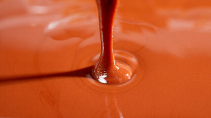 熱っして溶かした、とろけたチョコレート（ミルクチョコ）