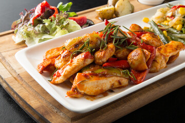 Grilled chicken with chili sauce and green salad