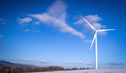 풍력발전기가 있는 겨울산의 모습