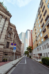 Fototapeta na wymiar 【神奈川県横浜市】早朝、ビルの谷間から眺める青空