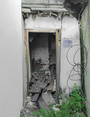 난 숨을 쉴수가 없을 듯한데 너는 어때,  나의 숨은 도시와 다른 숨인데 너는 어때, 화려한 그들이 전해주는 가스를 먹고 나의 몸집을 키우는 것에는 관심이 없어 너는 어때 나의 기억은 그곳에서 멈추어 버렸고 나는 어디로 향해야하는지 알수없는 지경에 이르러서야 알게되었어 그것이 나의 인공호흡기가 아니었다는 것을.I can't breathe