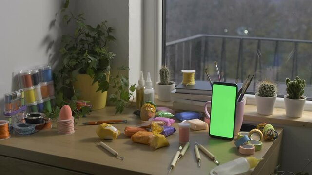 Art craft online class on smartphone at home 