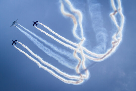 Airplane formation flying a spectacular curve