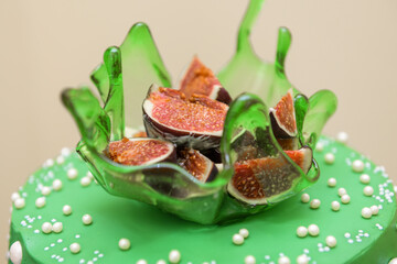 Figs in a green plate. A beautifully shaped green plastic vase with sliced ​​figs. Close-up