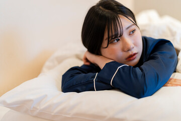 ベッドで寝る女性