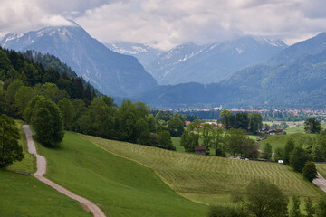 Fototapeta na wymiar Dunstiger Sommertag über dem Oberstdorfer Tal