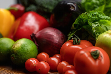Buntes gesundes Obst und Gemüse in Küche