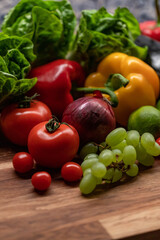 Fototapeta na wymiar Buntes gesundes Obst und Gemüse in Küche