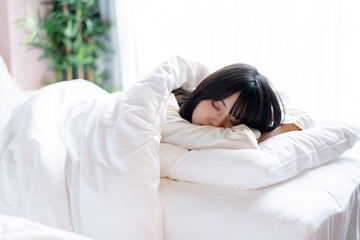 ベッドで眠る女性