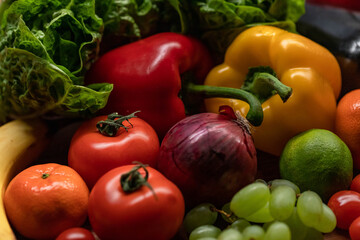 Buntes gesundes Obst und Gemüse in Küche