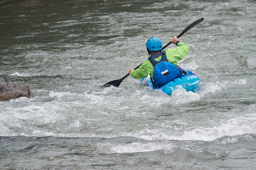 Wildwasser fahren mit dem Kayak auf der Iller