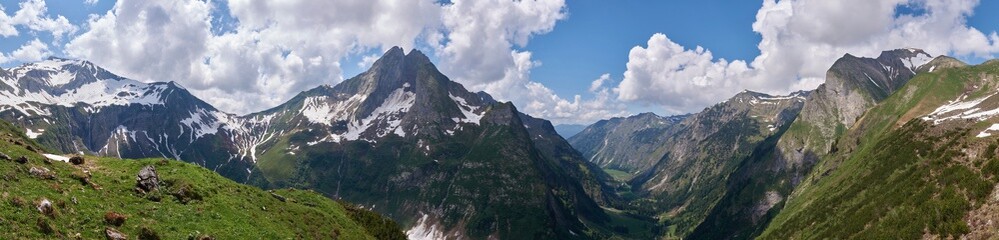 Panorama über das mittlere Oytal mit Schneeresten auf den Bergen