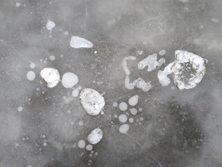 Bąbelki w lodzie przypominające kosmos © Jarek