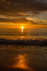 Fototapeta premium A beautiful sunrise from the shore of the beach