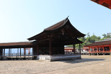 Fototapeta premium 引き潮の時の厳島神社の建物