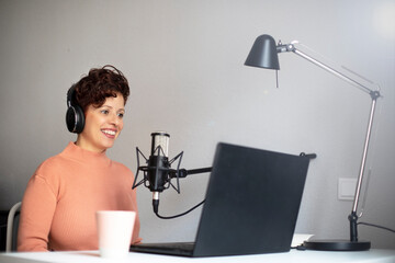 Mujer hablando en videoconferencia con micrófono de de condensador alta gama 