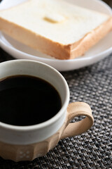朝食にパンとコーヒー