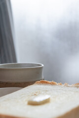 朝食にパンとコーヒー