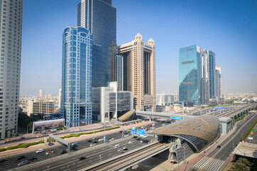 Vue sur un quartier d'affaires, une autoroute, une station de métro, des gratte-ciel au centre-ville de Dubaï.