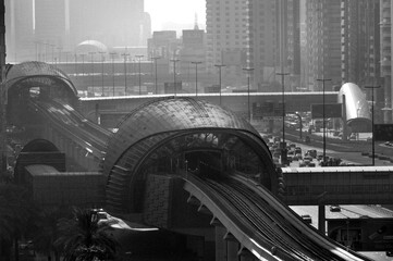 Vue sur une station de métro, un pont, une autoroute, des bâtiments dans un quartier d'affaires du centre-ville de Dubaï.