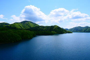 コバルトブルーの湖水、初夏の玉川ダム。仙北、秋田、日本。５月下旬。