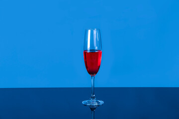 파란색 배경의 와인잔 