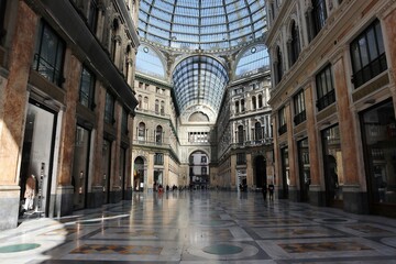 Napoli - Galleria Umberto I dall'ingresso sud