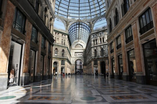 Napoli - Galleria Umberto I dall'ingresso sud
