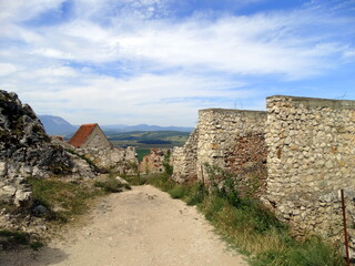 Fototapeta na wymiar stary zamek nad Miastem Rasnov, Rumunia, Transylwania w Siedmiogrodzie