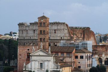 Obraz premium View of Rome, Basilica of Santa Maria in Cosmedin in the foreground and the Colosseum in the background.