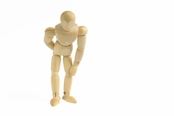 腰が痛いポーズをした前向きの木製のモデル人形