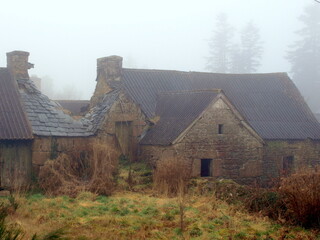 Village des Monts d'Arrée dans la brume en Bretagne