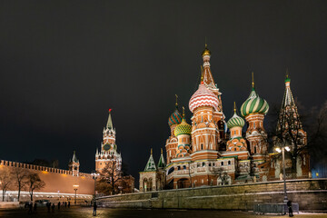 Obraz premium View of the Moscow Kremlin and St. Basil's Cathedral from Zaryadye park. Cristmas time in Moscow, Russia.