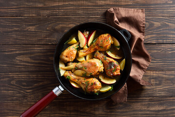 Chicken drumsticks baked with apples and herbs