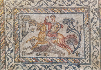 Fototapeta na wymiar Mosaico romano realizado con teselas de jinete sobre caballo cazando un leopardo en el museo de Mérida