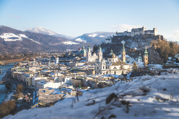 Obraz premium Panorama of Salzburg in winter: Snowy historical center and old city