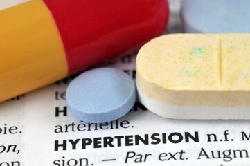 Concept d'hypertension avec un texte et un assortiment de médicaments