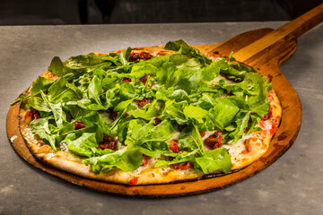 Piza de rucula tradiciona; e servida