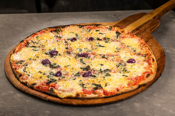 Pizza de mozzarella e azeitonas 