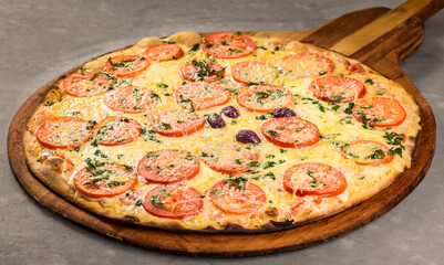 Pizza de mozzarella e pomade de forno a lenha