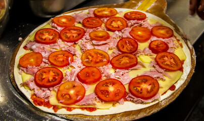 preparo de pizza de forno a lenha