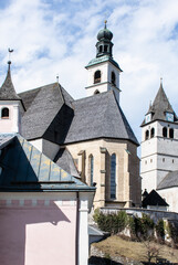 Obraz premium An old church with a bell tower in the center of the legendary ski Kitzbuhel