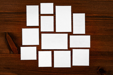 Briefmarken auf Holztisch