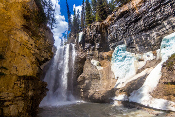 Fototapeta na wymiar Waterfall in Canada