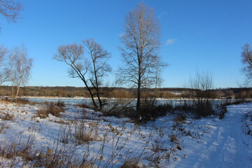 Naklejka na ściany i meble Zimowy krajobraz nad rzeką