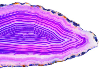 Coupe transversale étonnante de la géode de cristal d& 39 agate violette. Surface en cristal d& 39 agate translucide naturel coupé isolé sur fond blanc, structure abstraite de guérison pourpre tranche pierre minérale gros plan macro
