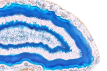 Photo sur Plexiglas Cristaux Incroyable coupe transversale de cristal d& 39 agate bleue isolée sur fond blanc. Surface en cristal d& 39 agate translucide naturelle, structure abstraite bleue tranche pierre minérale gros plan macro