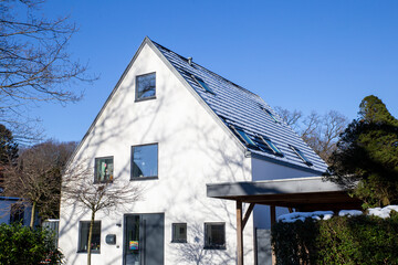 Weisses Einfamilienhaus mit Walmdach