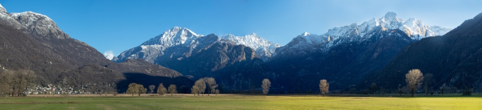 Montagne della Vall Codera con il  sasso del Manduino