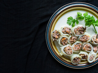 Pork Lettuce Wraps, a popular health menu in Thailand, is served with spicy and sour salt. As a weight-loss food And very useful Can be eaten in Thai health food stores.